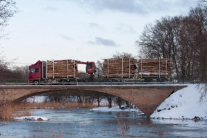 Timmerbilen kör ut ännu ett lass ur skogen.