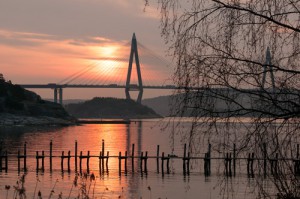 Uddevallabron en vårdag när solen letar sig högre och högre upp på himlen. 