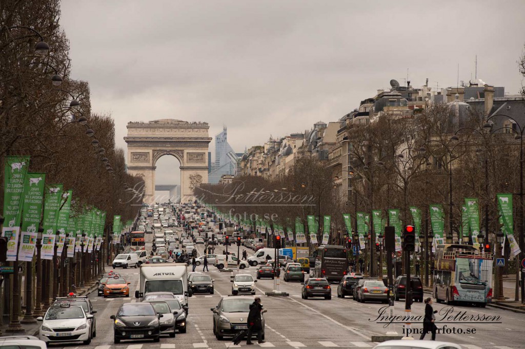 Avenue des Champs-Élysées med Triumfbågen i bakgrunden. 